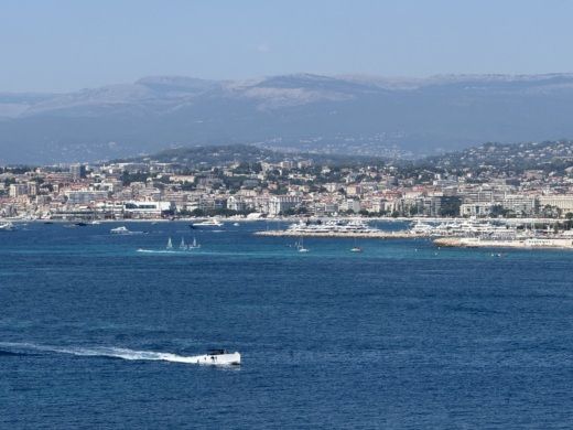 Cannes Motorboat Fairline Corniche alt tag text
