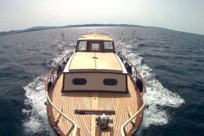 Charter Motorboat Girolamo ippolito Gozzo d’epoca La Maddalena