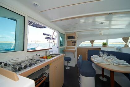 Charter Catamaran Lagoon LAGOON 380 (4 CAB+2) Mahé