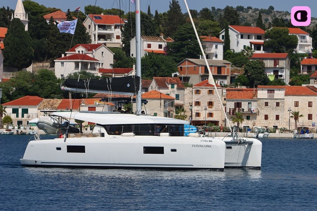 Catamaran Lagoon-Bénéteau Lagoon 42 - 4 + 2 cab. 12.8m