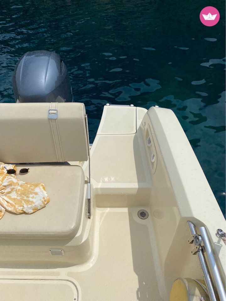 Bateau à moteur Invictus 190 fX 115cv 8