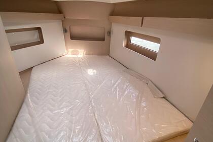 Nuovo Oceanis 37.1 (2026) - Lusso e comfort nella Baia di Palma