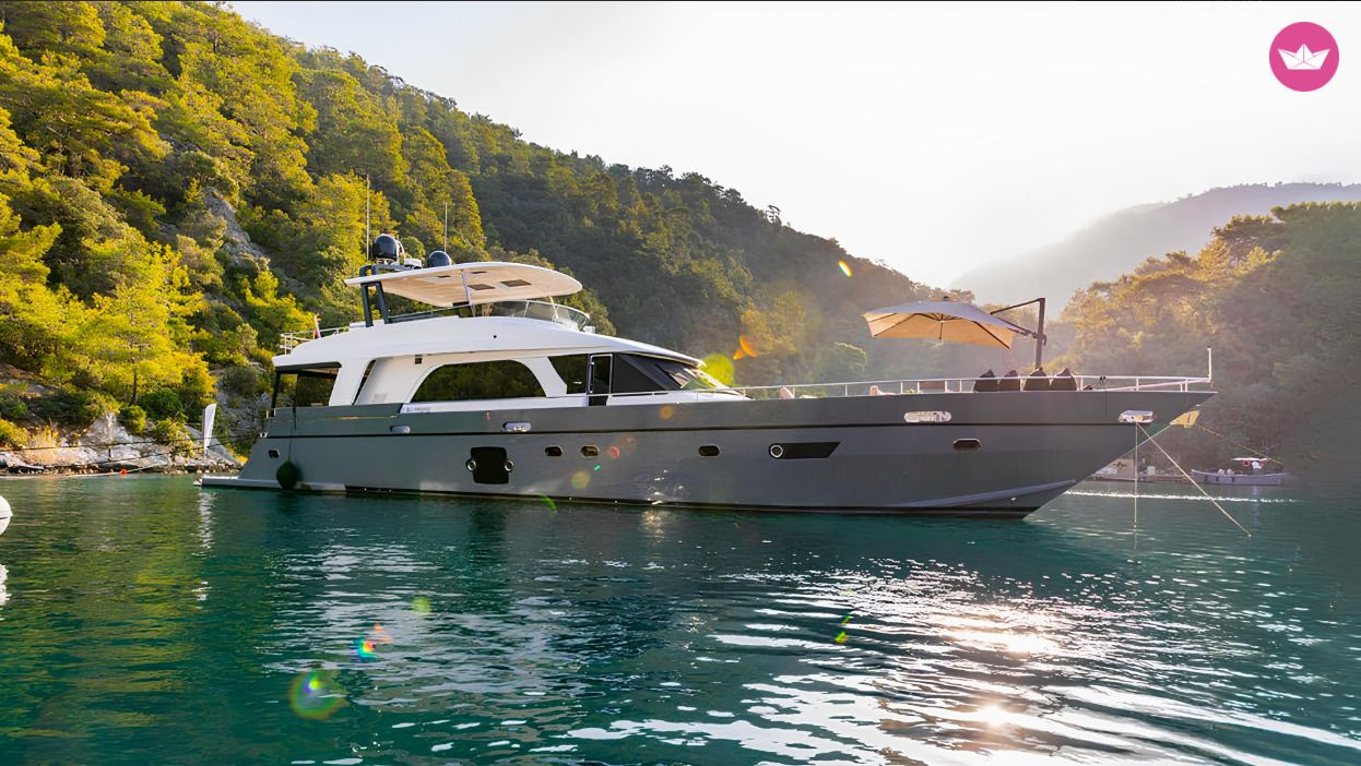 Yacht Luxury motor yacht with a capacity of 8 people 2014 2700cv 4