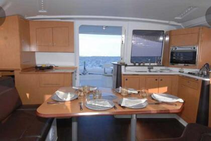 Просторный катамаран Lipari 41 – отдых с друзьями и семьёй у берегов Черногории