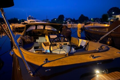 Discover the Utrecht area and/or the Vecht on a luxury sloop with skipper!