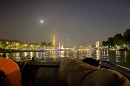 Prywatna łódź w Paryżu