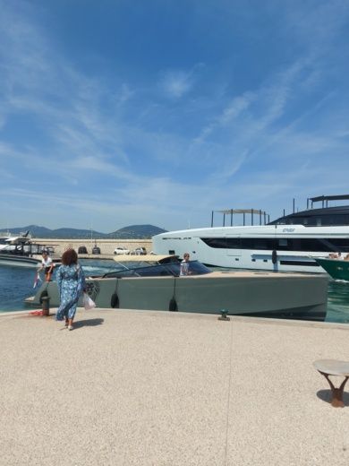 Cannes Motorboat VanDutch 40 alt tag text