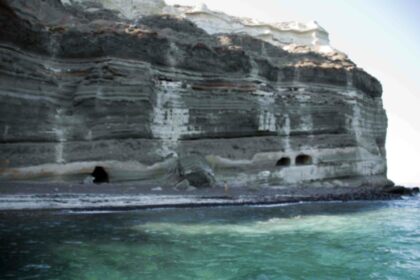 Rent a luxury speed boat Discover Santorini on your own. No license required