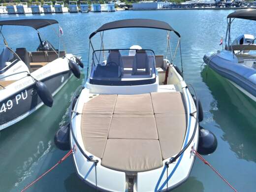 Motorboat Quicksilver Activ 605 Sundeck Plano del barco