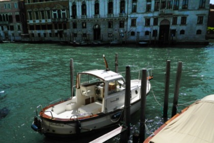 Barca a Venezia a Noleggio - Ormeggiata in Canal Grande a San Marco, 3052