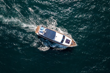 Een jachtcruise langs de kust van Pattaya van 3 uur. Accommodatie voor 1 tot 20 personen.