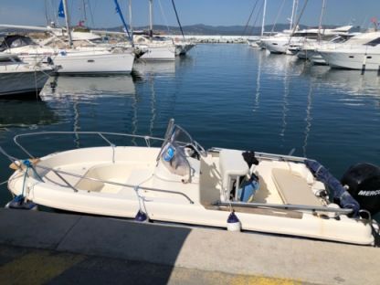 Location Bateau à moteur Jeanneau Cap Camarat 515 Fréjus