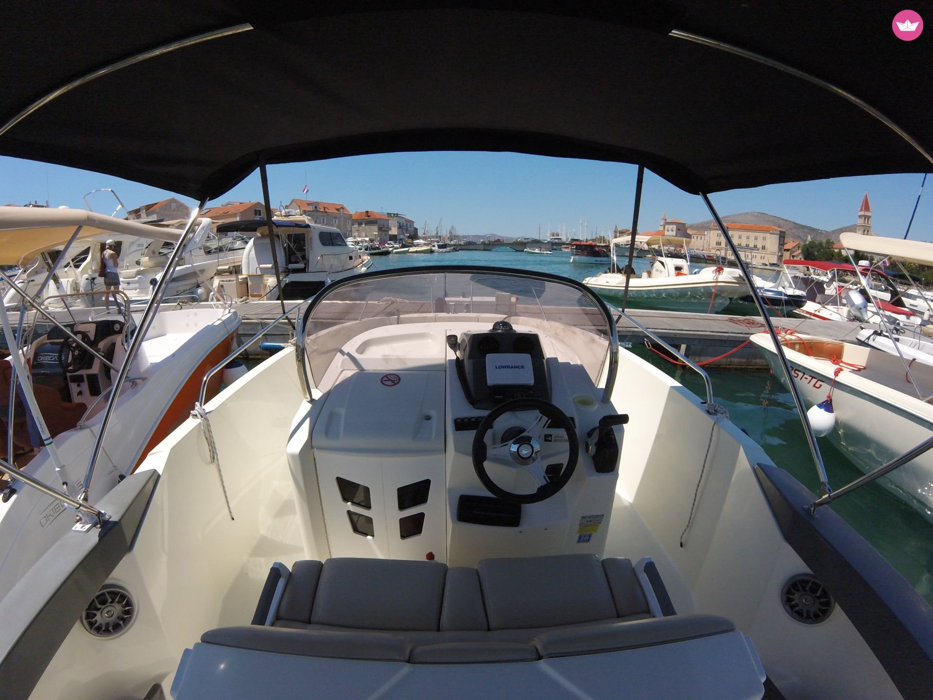 Barca a motore Karnic 2251 Open da noleggiare