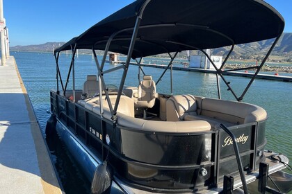 Hire Motorboat Bentley CF5144 23' Lake Elsinore