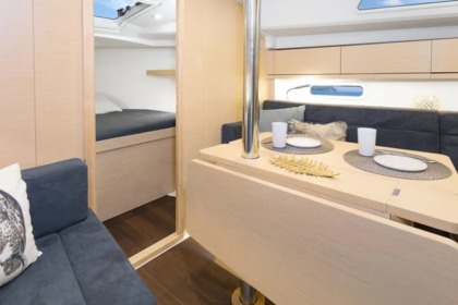 Alugue este veleiro Hanse 348 para conhecer costas