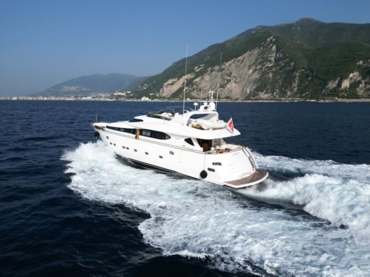 Charter Maiora Maiora Motor yacht (2000) in Naples - Click&Boat