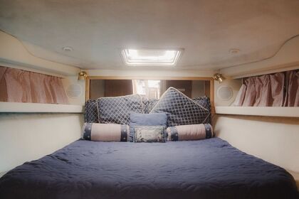 42ft Bayliner 18 people allowed. 2hrs min.Booking