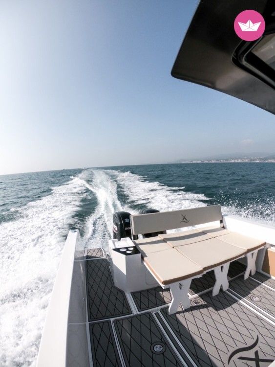 Bateau à moteur jeneau 850 400cv 2