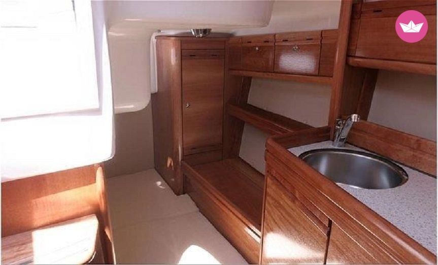 Motorboat Bavaria 27 Sport for hire
