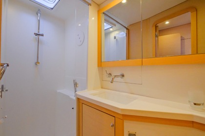 Lagoon 450F Catamaran with a capacity of 6 people