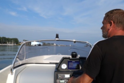 (Essence inclus) Quicksilver Activ 755 Open (Skipper non inclus)