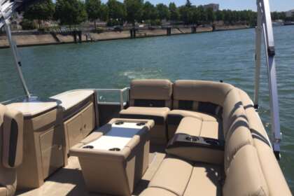 Charter Motorboat Bennington Q SERIES Paris