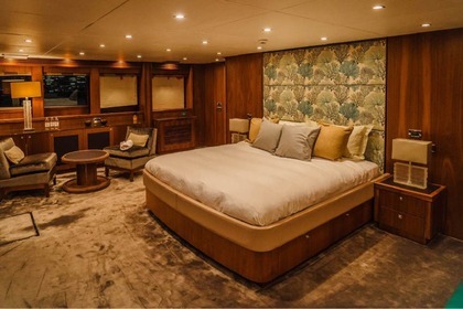 40 Meters Yacht with Jakuzi in Dubai on Your Service