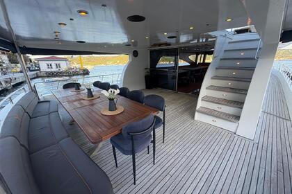 Istanbul Gold Standard: Private Luxury Yacht Rentals on the Bosphorus
