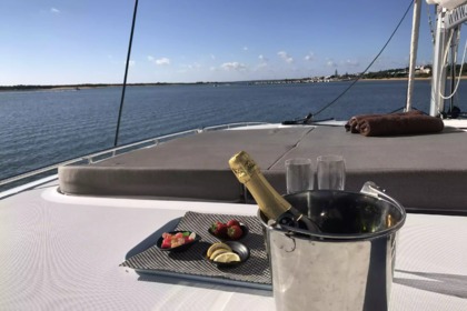 CATAMARÁN LAGOON 450F LUX/CHEF Y LIMPIEZA