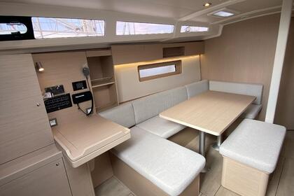 Nuovo Oceanis 37.1 (2026) - Lusso e comfort nella Baia di Palma