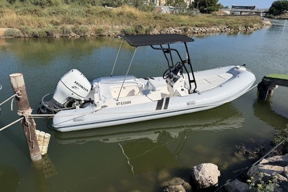 Hyra båt RIB-båt Apex A20 Carnon strand