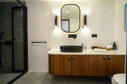 DE LOVE YACHT CHARTER