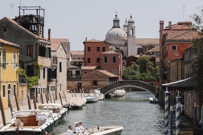 Electric boat and food taste experience in Venezia