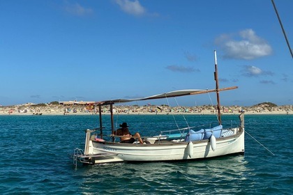 Enjoy exploring in this motorboat of 6.17 meters