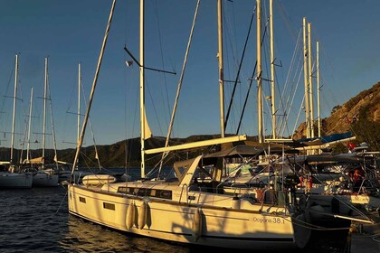 Verhuur Zeilboot Bénéteau Oceanis 38.1 Göcek