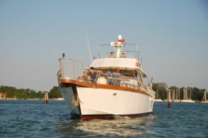 Rental Motorboat Cantiere di Pisa 1968 Yacht Venice