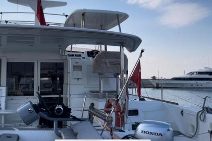 Lagoon 40 power catamaran with a capacity of 8 people