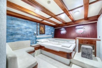 Deluxury Yacht Charter