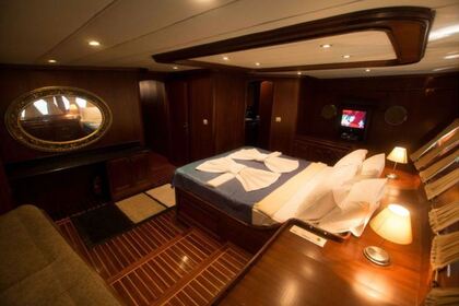 Luxo a bordo deste iate Custom 30m