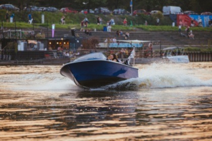 Czarter Łódź motorowa - rejsy po Wiśle motorówką Selco 15 Warszawa