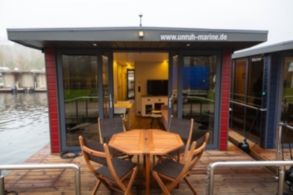 Relax aan boord van deze Kajuitmotorboot in Mürit