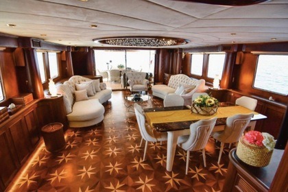 Elite 33m Motor Yacht – Luxury Private Experience