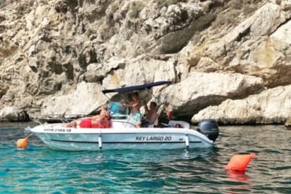 Preciosa lancha Sessa Marine em Girona