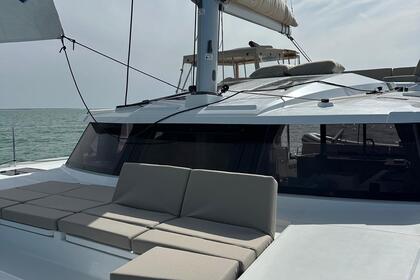 ?? Dream Cruise to the Grenadines and/or Dominica Catamaran IA Orana Experience a unique journey aboard our high-end catamaran, combining comfort and tropical adventure.