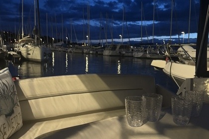 Enjoy between lake and mountains aboard our magnificent Bayliner 255!