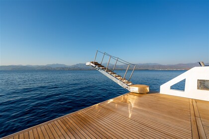 Luxury motor yacht with a capacity of 8 people