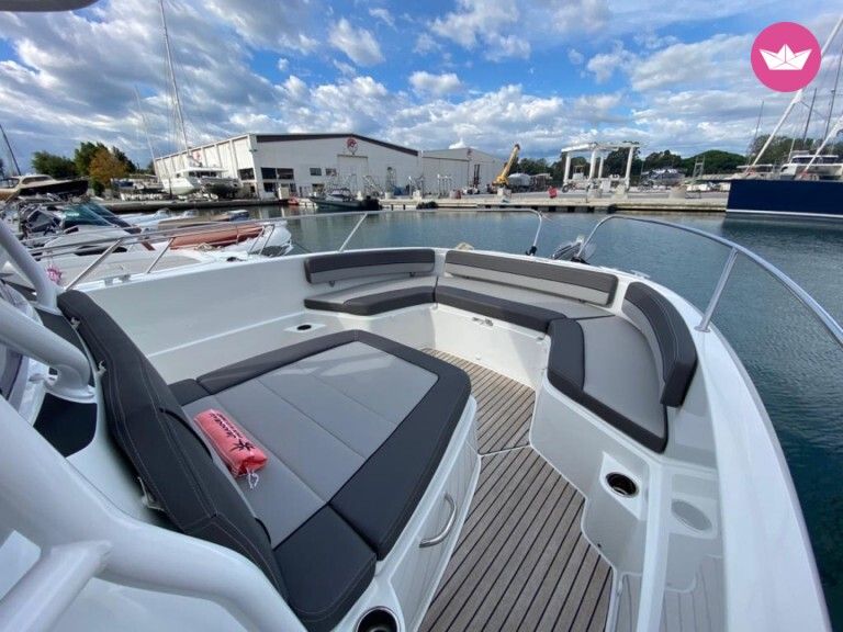 Bateau à moteur Jeanneau Cap Camarat 9.0 CC S1 500cv 4