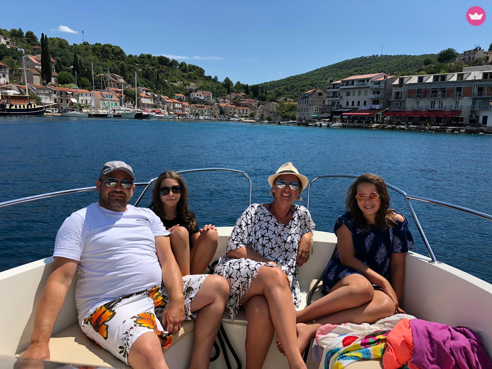 Barca a motore Karnic 2251 Open da noleggiare