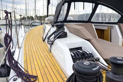 Hyra båt Segelbåt Cantiere Del Pardo (Grand Soleil) Grand Soleil 44 Performance Pula