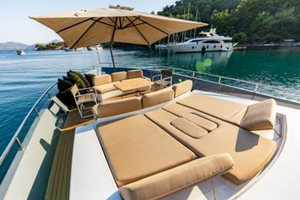 Luxury motor yacht with a capacity of 8 people